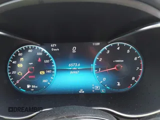 2019 Mercedes-Benz C 300 z VIN 55SWF8DB9KU321914, wystawiony jako IAAI lot #42032140 z przebiegiem 84 967 mil mil oraz . Historia ofert i sprzedaży dostępna na DreamBid. Obrazek 7.