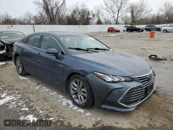 2020 Toyota Avalon Hybrid XLE z VIN 4T1A21FB8LU013231, wystawiony jako Copart lot #45410755 z przebiegiem 63 619 mil mil oraz Szkoda całkowita • Salvage title. Historia ofert i sprzedaży dostępna na DreamBid. Obrazek 4.