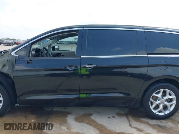 2018 Chrysler Pacifica Touring Plus z VIN 2C4RC1FG2JR129163, wystawiony jako IAAI lot #42105964 z przebiegiem 72 627 mil mil oraz . Historia ofert i sprzedaży dostępna na DreamBid. Obrazek 15.