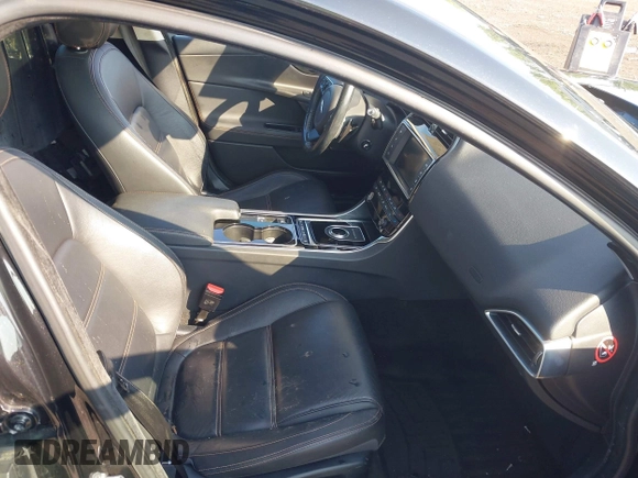 2017 Jaguar XE 35t Prestige z VIN SAJAK4BV6HA974264, wystawiony jako IAAI lot #42474124 z przebiegiem 92 037 mil mil oraz . Historia ofert i sprzedaży dostępna na DreamBid. Obrazek 5.