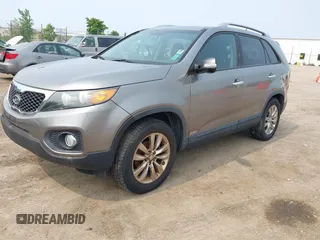 2011 Kia Sorento EX z VIN 5XYKUDA26BG062679, wystawiony jako IAAI lot #42471272 z przebiegiem 100 786 mil mil oraz . Historia ofert i sprzedaży dostępna na DreamBid. Obrazek 2.