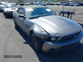 2011 Ford Mustang V6 z VIN 1ZVBP8EMXB5159478, wystawiony jako IAAI lot #42609933 z przebiegiem 220 282 mil mil oraz . Historia ofert i sprzedaży dostępna na DreamBid. Obrazek 1.