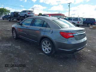 2012 Chrysler 200 Touring z VIN 1C3CCBBG3CN228547, wystawiony jako IAAI lot #42397903 z przebiegiem 158 982 mil mil oraz . Historia ofert i sprzedaży dostępna na DreamBid. Obrazek 3.