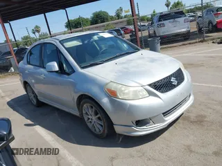 2008 Suzuki SX4 Touring 2 z VIN JS2YC417985100292, wystawiony jako IAAI lot #42401822 z przebiegiem 133 701 mil mil oraz . Historia ofert i sprzedaży dostępna na DreamBid. Obrazek 1.