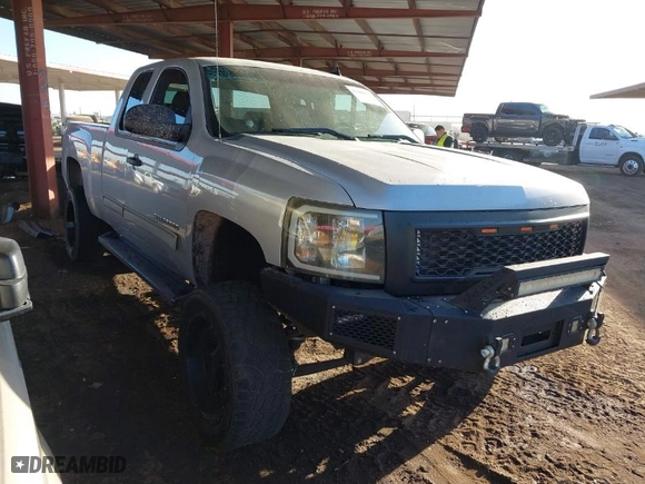 2011 Chevrolet Silverado 1500 LT with VIN 1GCRCSE09BZ423063, listed as a IAAI auction lot 41486593 with 390,292 mi miles. Bid and sale history available at carsss.com. Image 1.