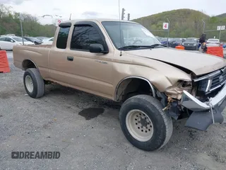 1996 Toyota Tacoma z VIN 4TAWM72N1TZ106162, wystawiony jako IAAI lot #42056780 z przebiegiem 241 430 mil mil oraz . Historia ofert i sprzedaży dostępna na DreamBid. Obrazek 1.