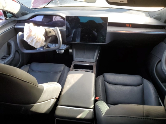2021 Tesla Model S Plaid z VIN 5YJSA1E65MF435922, wystawiony jako Copart lot #77417854 z przebiegiem Nie podano mil oraz Szkoda całkowita • Salvage title. Historia ofert i sprzedaży dostępna na DreamBid. Obrazek 8.