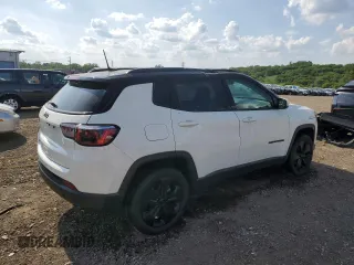 2019 Jeep Compass Latitude z VIN 3C4NJDBB2KT696732, wystawiony jako Copart lot #60519335 z przebiegiem 85 436 mil mil oraz Szkoda całkowita • Salvage title. Historia ofert i sprzedaży dostępna na DreamBid. Obrazek 3.