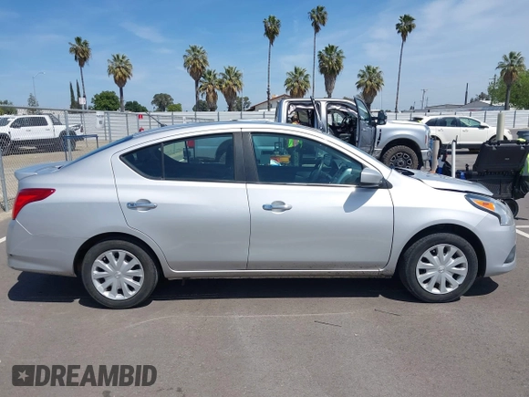 2019 Nissan Versa SV z VIN 3N1CN7AP9KL867893, wystawiony jako IAAI lot #42100542 z przebiegiem 105 962 mil mil oraz . Historia ofert i sprzedaży dostępna na DreamBid. Obrazek 13.