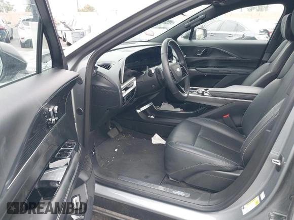 2024 Cadillac LYRIQ Luxury z VIN 1GYKPPRK1RZ109216, wystawiony jako IAAI lot #42180416 z przebiegiem 13 470 mil mil oraz . Historia ofert i sprzedaży dostępna na DreamBid. Obrazek 5.