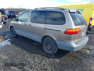 1998 Toyota Sienna LE with VIN 4T3ZF13C8WU021653, listed as a IAAI auction lot 41947958 with 304,852 mi miles. Bid and sale history available at carsss.com. Image 3.