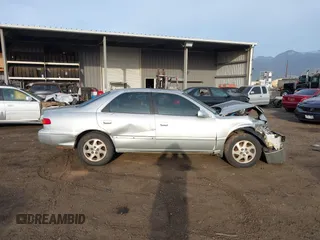 2000 Toyota Camry LE z VIN JT2BF28K6Y0282836, wystawiony jako IAAI lot #41799376 z przebiegiem 210 710 mil mil oraz . Historia ofert i sprzedaży dostępna na DreamBid. Obrazek 13.