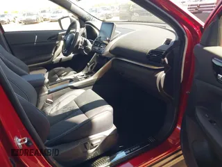 2025 Mitsubishi Eclipse Cross SE z VIN JA4ATWAA0SZ006881, wystawiony jako IAAI lot #42058073 z przebiegiem 2 418 mil mil oraz . Historia ofert i sprzedaży dostępna na DreamBid. Obrazek 5.