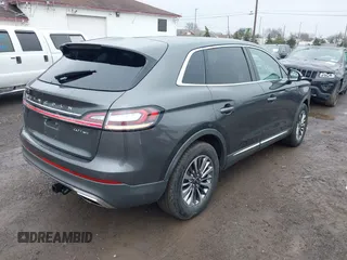 2019 Lincoln Nautilus Select z VIN 2LMPJ8K91KBL61745, wystawiony jako IAAI lot #42020381 z przebiegiem 20 080 mil mil oraz . Historia ofert i sprzedaży dostępna na DreamBid. Obrazek 4.