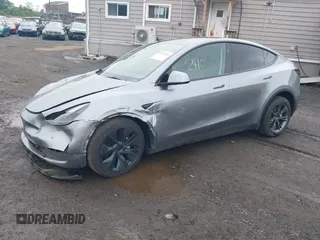 2024 Tesla Model Y Long Range z VIN 7SAYGDEE7RA300756, wystawiony jako IAAI lot #41922910 z przebiegiem 4 262 mil mil oraz . Historia ofert i sprzedaży dostępna na DreamBid. Obrazek 22.