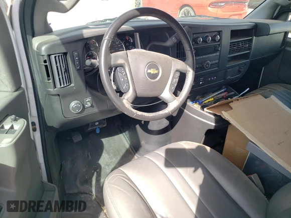 2023 Chevrolet Express Cargo z VIN 1GCWGAFP0P1232439, wystawiony jako Copart lot #49666885 z przebiegiem 74 389 mil mil oraz Czysty tytuł • Clean title. Historia ofert i sprzedaży dostępna na DreamBid. Obrazek 8.