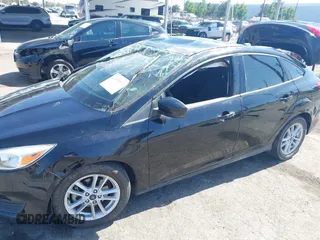 2018 Ford Focus SE z VIN 1FADP3FE9JL303933, wystawiony jako IAAI lot #42530171 z przebiegiem Nie podano mil oraz . Historia ofert i sprzedaży dostępna na DreamBid. Obrazek 6.