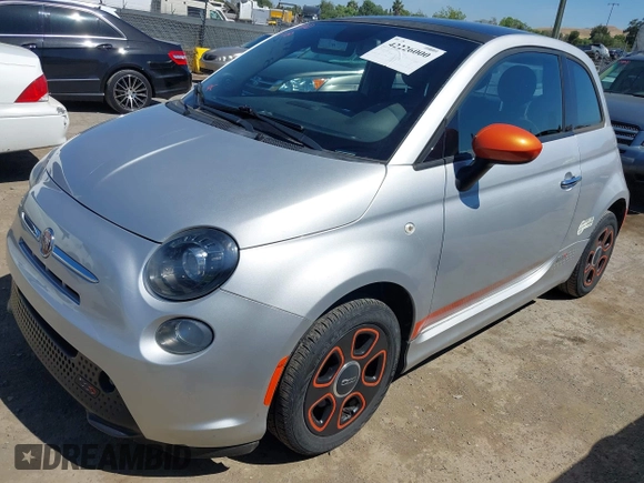 2014 FIAT 500e z VIN 3C3CFFGE8ET175918, wystawiony jako IAAI lot #42226000 z przebiegiem 31 656 mil mil oraz . Historia ofert i sprzedaży dostępna na DreamBid. Obrazek 19.