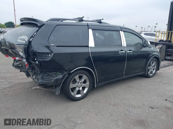 2013 Toyota Sienna SE z VIN 5TDXK3DC3DS405075, wystawiony jako IAAI lot #42127766 z przebiegiem 74 110 mil mil oraz . Historia ofert i sprzedaży dostępna na DreamBid. Obrazek 4.