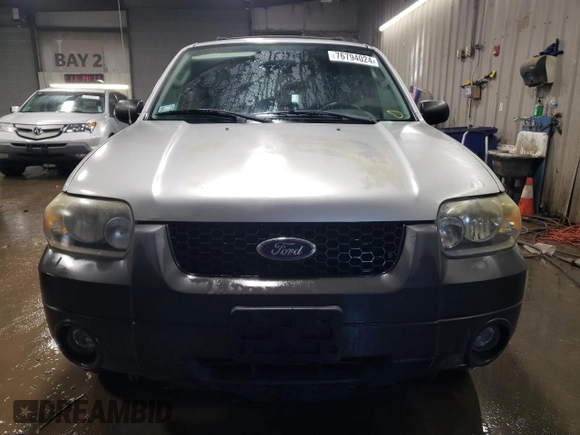 2005 Ford Escape XLT z VIN 1FMYU93145KA20050, wystawiony jako Copart lot #76794024 z przebiegiem 98 559 mil mil oraz Szkoda całkowita • Salvage title. Historia ofert i sprzedaży dostępna na DreamBid. Obrazek 5.