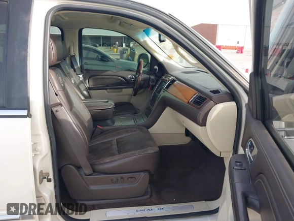 2011 Cadillac Escalade ESV Platinum z VIN 1GYS3KEF2BR134431, wystawiony jako IAAI lot #42238533 z przebiegiem 192 782 mil mil oraz . Historia ofert i sprzedaży dostępna na DreamBid. Obrazek 5.