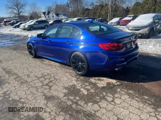 2019 BMW M5 z VIN WBSJF0C55KB447658, wystawiony jako Copart lot #46327825 z przebiegiem 90 216 mil mil oraz Czysty tytuł • Clean title. Historia ofert i sprzedaży dostępna na DreamBid. Obrazek 2.