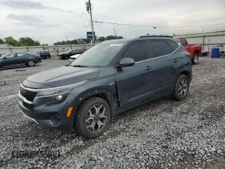 2022 Kia Seltos EX z VIN KNDERCAA7N7285380, wystawiony jako Copart lot #54164695 z przebiegiem 63 301 mil mil oraz Szkoda całkowita • Salvage title. Historia ofert i sprzedaży dostępna na DreamBid. Obrazek 1.