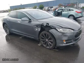 2013 Tesla Model S with VIN 5YJSA1CG5DFP06411, listed as a IAAI auction lot 41079914 with 266,968 mi miles. Bid and sale history available at carsss.com. Image 1.