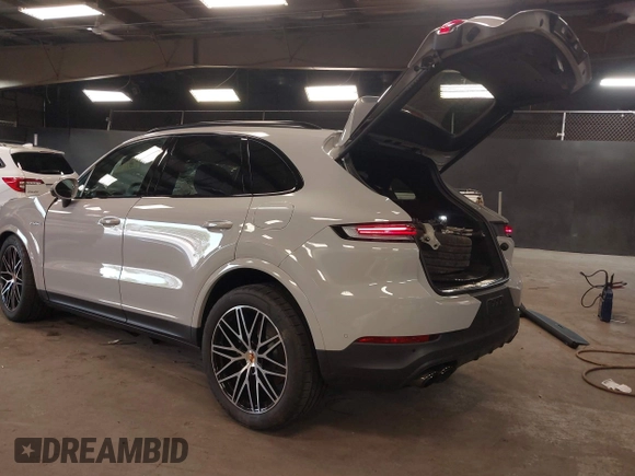 2025 Porsche Cayenne E-Hybrid Hybrid z VIN WP1AE2AY2SDA16359, wystawiony jako IAAI lot #41886547 z przebiegiem 2 828 mil mil oraz . Historia ofert i sprzedaży dostępna na DreamBid. Obrazek 3.