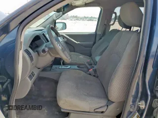 2020 Nissan Frontier S z VIN 1N6ED0EA7LN727085, wystawiony jako Copart lot #56985355 z przebiegiem 165 589 mil mil oraz Czysty tytuł • Clean title. Historia ofert i sprzedaży dostępna na DreamBid. Obrazek 7.