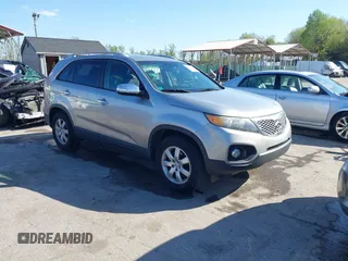 2013 Kia Sorento LX z VIN 5XYKT4A65DG354509, wystawiony jako IAAI lot #41996451 z przebiegiem 97 647 mil mil oraz . Historia ofert i sprzedaży dostępna na DreamBid. Obrazek 1.