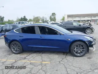 2020 Tesla Model 3 Standard Range Plus z VIN 5YJ3E1EA8LF785010, wystawiony jako IAAI lot #42130951 z przebiegiem 90 072 mil mil oraz . Historia ofert i sprzedaży dostępna na DreamBid. Obrazek 14.