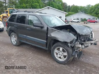 2005 Jeep Grand Cherokee Laredo z VIN 1J8GR48KX5C598646, wystawiony jako IAAI lot #42253900 z przebiegiem 197 848 mil mil oraz . Historia ofert i sprzedaży dostępna na DreamBid. Obrazek 1.