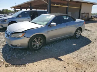 2013 Chrysler 200 Touring z VIN 1C3BCBEG7DN651303, wystawiony jako Copart lot #52982035 z przebiegiem 94 005 mil mil oraz Szkoda całkowita • Salvage title. Historia ofert i sprzedaży dostępna na DreamBid. Obrazek 1.