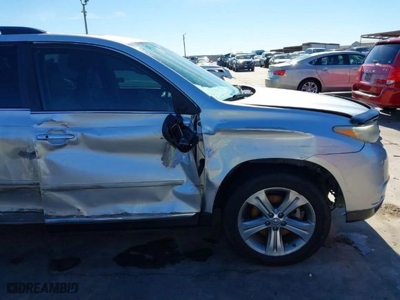 2011 Toyota Highlander Limited with VIN 5TDYK3EH0BS035151, listed as a IAAI auction lot 41281405 with 104,582 mi miles. Bid and sale history available at carsss.com. Image 17.