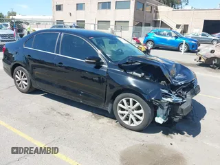 2013 Volkswagen Jetta SE с VIN 3VWDP7AJ8DM350702, выставлен на аукционе IAAI как лот 42652788 с пробегом 106 655 миль миль и . История ставок и продаж доступна на DreamBid. Изображение 1.
