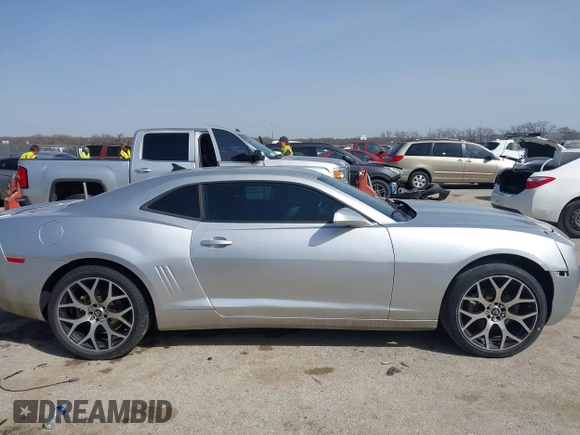 2013 Chevrolet Camaro LS с VIN 2G1FA1E32D9131600, выставлен на аукционе IAAI как лот 41742765 с пробегом 184 660 миль миль и . История ставок и продаж доступна на DreamBid. Изображение 13.