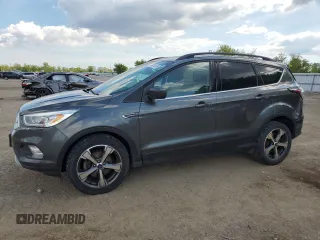2017 Ford Escape SE z VIN 1FMCU0GD5HUA67154, wystawiony jako Copart lot #58474105 z przebiegiem 129 896 mil mil oraz Czysty tytuł • Clean title. Historia ofert i sprzedaży dostępna na DreamBid. Obrazek 1.