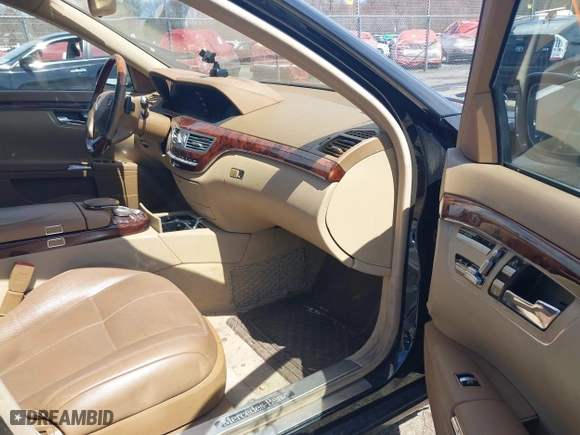 2009 Mercedes-Benz S-Class 5.5L V8 with VIN WDDNG86X39A281373, listed as a IAAI auction lot 42032509 with 197,221 mi miles. Bid and sale history available at carsss.com. Image 5.