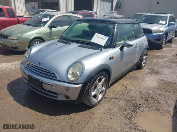 2005 MINI Cooper Hardtop with VIN WMWRC33505TK60747, listed as a IAAI auction lot 41428424 with 169,377 mi miles. Bid and sale history available at carsss.com. Image 2.