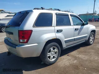 2005 Jeep Grand Cherokee Laredo with VIN 1J8GR48K25C667992, listed as a IAAI auction lot 42094246 with 281,242 mi miles. Bid and sale history available at carsss.com. Image 4.