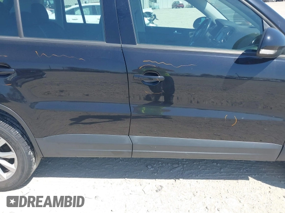 2017 Volkswagen Tiguan S z VIN WVGBV7AX8HK049943, wystawiony jako IAAI lot #42055240 z przebiegiem 113 330 mil mil oraz . Historia ofert i sprzedaży dostępna na DreamBid. Obrazek 14.