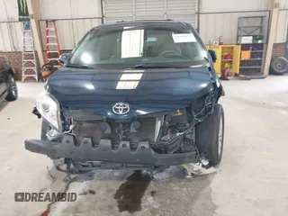 2011 Toyota Sienna XLE AAS z VIN 5TDYK3DC1BS130064, wystawiony jako IAAI lot #42600155 z przebiegiem 139 078 mil mil oraz . Historia ofert i sprzedaży dostępna na DreamBid. Obrazek 12.