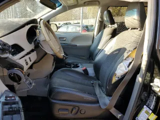 2013 Toyota Sienna SE с VIN 5TDXK3DC9DS390825, выставлен на аукционе Copart как лот 82363794 с пробегом 244 673 миль миль и Списание • Salvage title. История ставок и продаж доступна на DreamBid. Изображение 7.