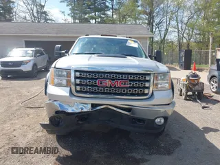 2014 GMC Sierra 2500HD SLT z VIN 1GT121C87EF192186, wystawiony jako IAAI lot #42112685 z przebiegiem 114 626 mil mil oraz . Historia ofert i sprzedaży dostępna na DreamBid. Obrazek 12.