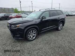 2024 Toyota Highlander XLE z VIN 5TDAAAB51RS030800, wystawiony jako Copart lot #60499385 z przebiegiem 28 664 mil mil oraz Szkoda całkowita • Salvage title. Historia ofert i sprzedaży dostępna na DreamBid. Obrazek 1.