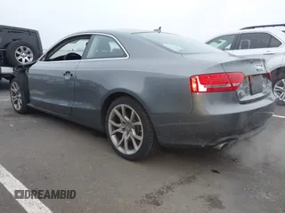 2012 Audi A5 Premium Plus z VIN WAULFAFR5CA013278, wystawiony jako IAAI lot #41324346 z przebiegiem 75 401 mil mil oraz . Historia ofert i sprzedaży dostępna na DreamBid. Obrazek 3.