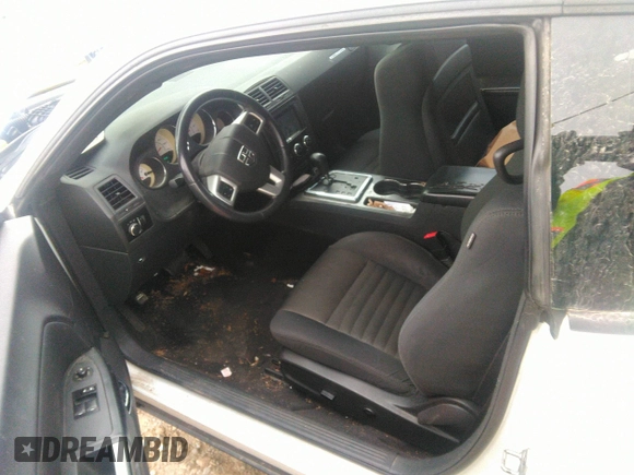 2013 Dodge Challenger SXT z VIN 2C3CDYAG0DH648813, wystawiony jako IAAI lot #41480699 z przebiegiem 154 665 mil mil oraz . Historia ofert i sprzedaży dostępna na DreamBid. Obrazek 13.