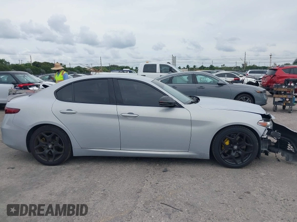 2021 Alfa Romeo Giulia z VIN ZARFAMAN8M7647659, wystawiony jako IAAI lot #41721671 z przebiegiem 49 213 mil mil oraz . Historia ofert i sprzedaży dostępna na DreamBid. Obrazek 13.