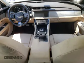 2019 Jaguar XF 25t Premium with VIN SAJBD4FXXKCY81432, listed as a Copart auction lot 62196333 with 33,572 mi miles. Bid and sale history available at carsss.com. Image 8.
